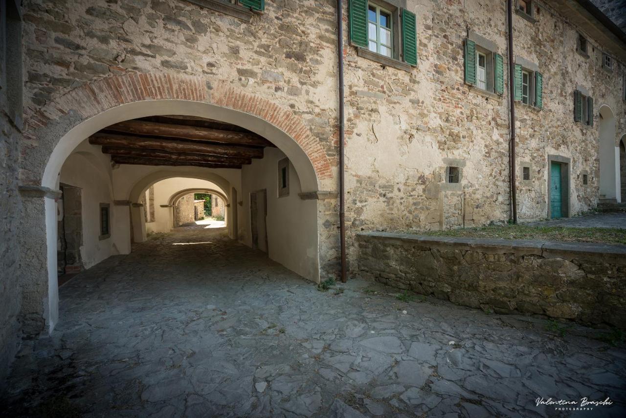 Вілла Castello Di Sarna К'юзі-делла-Верна Екстер'єр фото